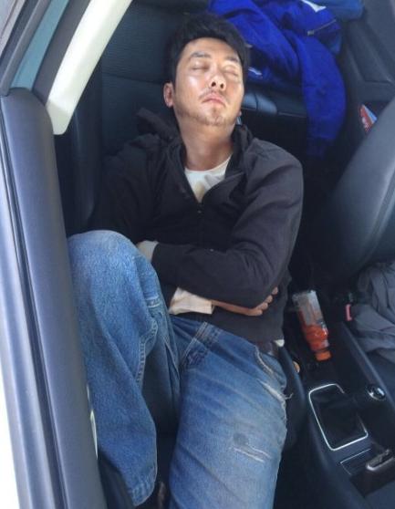 馮紹峰車內(nèi)打盹 馮紹峰車內(nèi)打盹