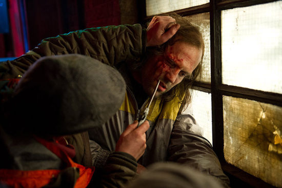 街頭圍毆，硬漢被困