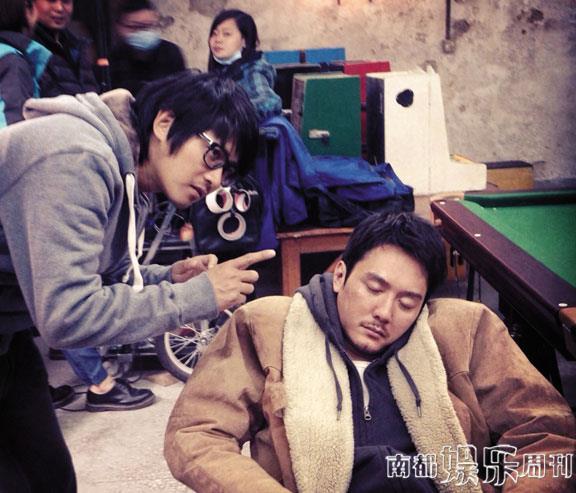 導(dǎo)演在認(rèn)真給演員說(shuō)戲，演員聽(tīng)得也很認(rèn)真。