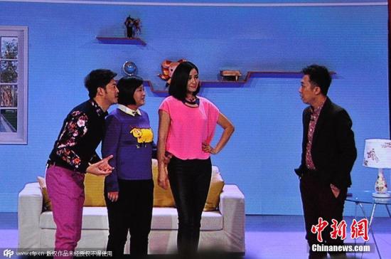 2015年2月18日晚8時(shí)，2015央視羊年春晚準(zhǔn)時(shí)開播，各路明星大腕齊聚一臺(tái)向觀眾展示了一場(chǎng)奢華的