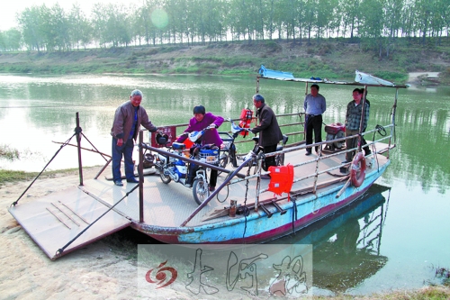 18年來，盛衛(wèi)川堅持每日如此，為河兩岸的人擺渡。