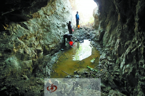 村民說以前這里的水很深，現(xiàn)在也就剩這么一點(diǎn)兒了。