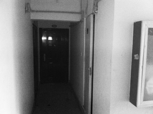 被砸網(wǎng)吧在鄭州安徐莊公館小區(qū)的一棟居民樓里，昨天，網(wǎng)吧已關(guān)門。