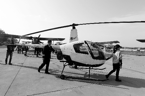 選拔賽現(xiàn)場，選手們正入場表演 記者 鄧萬里/攝