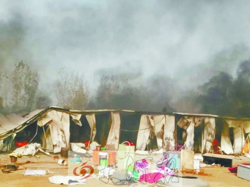 火勢蔓延前村民從屋內搬出的冰箱、桌子等物品