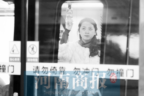 首個上班高峰，地鐵乘客以年輕的上班族為主