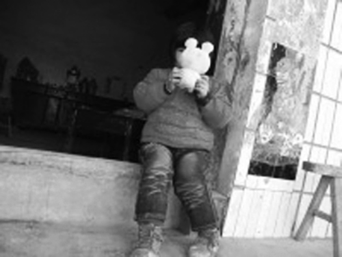 對自己的怪病，依依懵然無知。