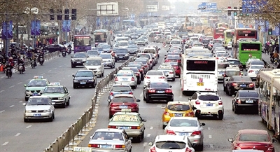 昨天下午，擁擠的花園路。 鄭州晚報(bào)記者 馬健 圖