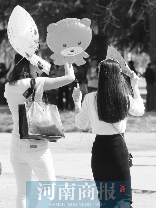 昨天高溫，有人穿上了短袖 記者 鄧萬里/攝