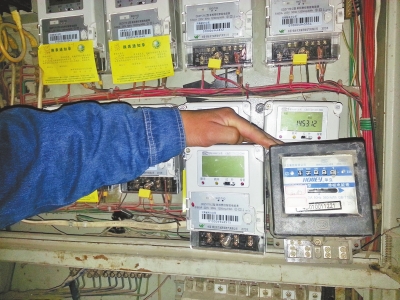 　跟智能電表（左）相比，老式機(jī)械電表（右）就像個(gè)“老古董”。