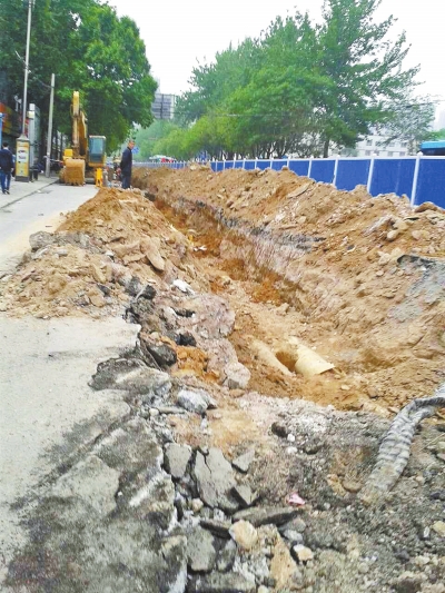 文化路大修改造工程，目前西半幅圍擋已基本鋪設(shè)到位。