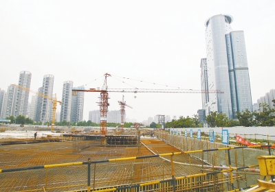 中州大道與金水東路東北角，正在建一座大型停車場(chǎng)。