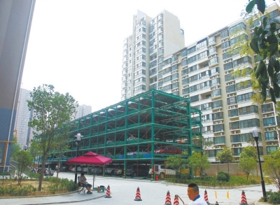 商城路與英協(xié)路交叉口附近的濱河綠苑小區(qū)內(nèi)，剛剛建好一個(gè)立體停車場(chǎng)。