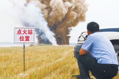 民警點(diǎn)火，引爆爆炸物品。