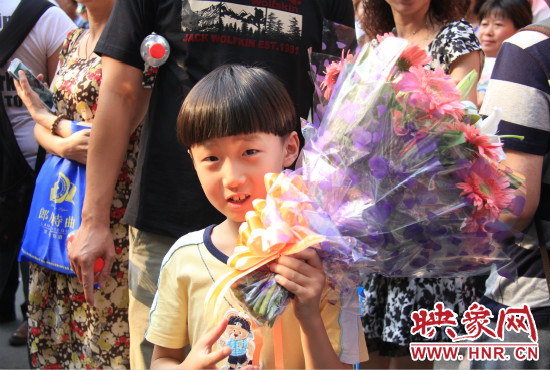 杜澤一直在考點(diǎn)門口等待表姐走出考場(chǎng)。