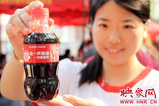 掃描瓶身二維碼，獲取對(duì)應(yīng)歌詞flash動(dòng)畫