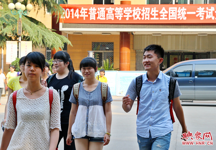 最后一門考試結(jié)束后，考生們一臉輕松的走出考場