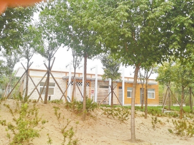 南三環(huán)上的一處公廁掩映在綠樹間，也鎖著門