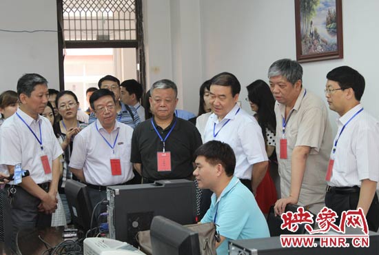 在評卷質(zhì)檢組,工作人員介紹說,今年有四級質(zhì)檢(即小組質(zhì)檢、題組質(zhì)檢、學科質(zhì)檢、省質(zhì)檢),確保嚴把質(zhì)量