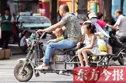 這樣帶著孩子，一個剎車，孩子就有可能摔下車