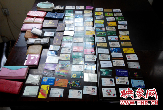 在日常執(zhí)勤當中，巡防隊員經(jīng)常能撿到很多的身份證和銀行卡。