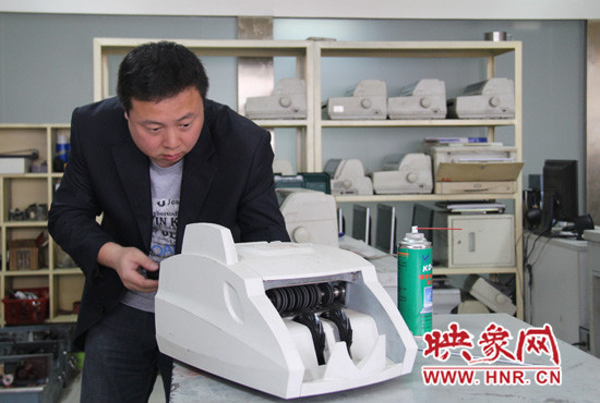 陸涌每天的工作就是和機(jī)器“談心”、發(fā)現(xiàn)故障、修好它們。