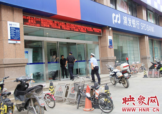 民警趕到現(xiàn)場了解情況。