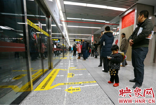 小朋友在等候區(qū)內等待地鐵。