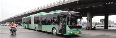 昨日上午，一輛B3快速公交測試車行駛在西三環(huán)的線路上。