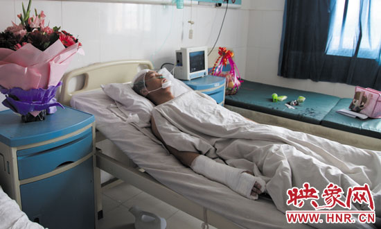 梁亮顱骨骨折、右胳膊肌腱被砍斷,手指受傷。