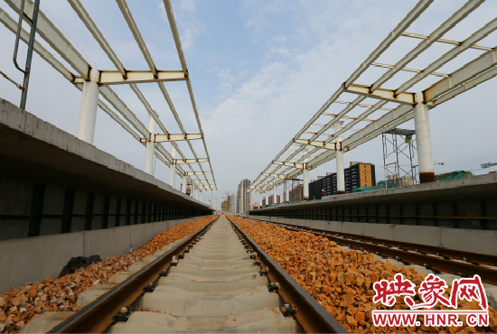 筆直的軌道等待著即將通車的幸福時刻。