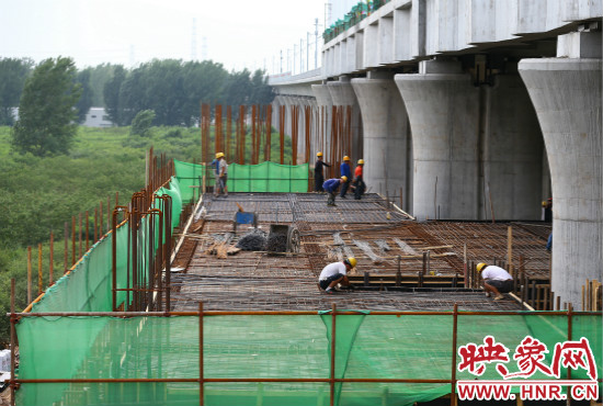 鄭信路站的工地上,工人正在加緊施工。