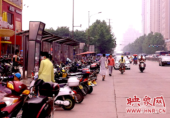 東風(fēng)路百腦匯公交站牌停滿了電瓶車(chē)