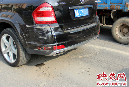 無(wú)辜奔馳越野車殘被追尾。