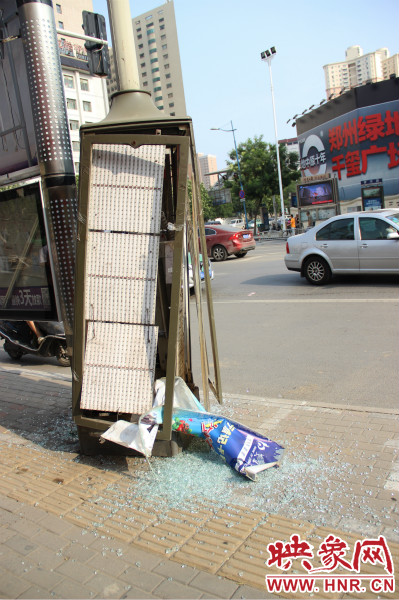 路旁的路燈箱已經(jīng)被肇事車輛撞碎。