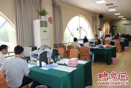 高招錄取現(xiàn)場錄檢組工作人員正在緊張工作中。