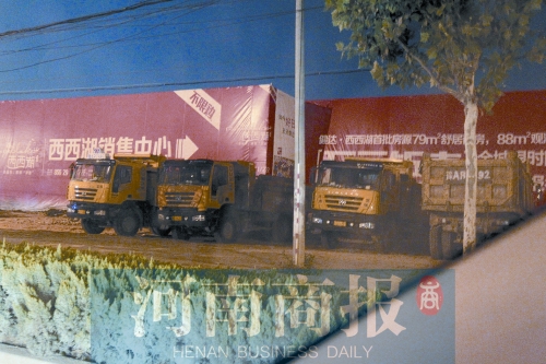 昨夜，記者發(fā)現(xiàn)一些工地外，渣土車們正在“休息”記者 鄧萬里/攝