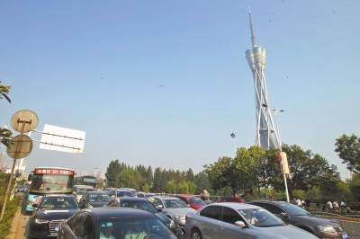 航海路中原福塔門前調(diào)頭口被封閉，等待左轉(zhuǎn)調(diào)頭的車輛排起長隊。