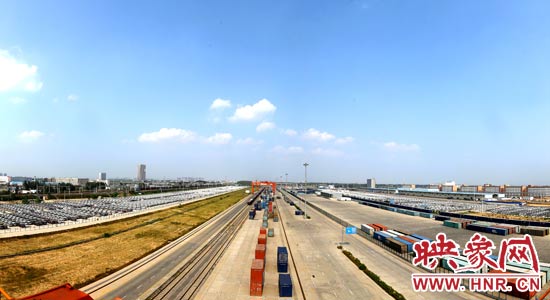 鄭州鐵路集裝箱中心站內(nèi)，滿載貨物的國(guó)際班列從這里開(kāi)出。段晉哲/攝