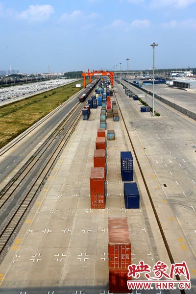 打造成為中西部地區(qū)對外貿(mào)易的“無水港”。段晉哲/攝