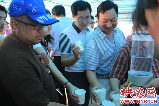 來自北京、天津、河北的40多家媒體的記者紛紛前來品嘗丹江口水庫的水