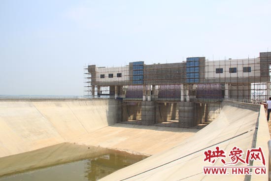 正式通水后，湍河渡槽5秒鐘就能注滿一個標(biāo)準(zhǔn)的游泳池