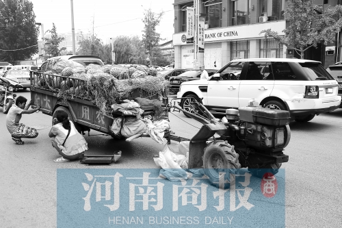 兩車相蹭后，小陳與妻子慌了神