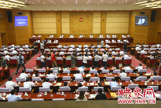 7月29日下午，河南省十二屆人大常委會第九次會議召開關于職業(yè)教育專題詢問會。