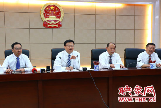 專題詢問會結束后，省人大組織召開記者提問會。