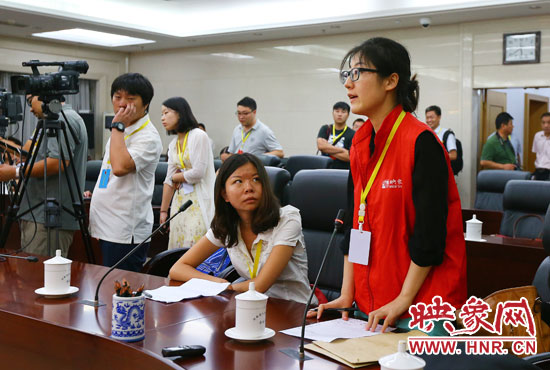 映象網記者就網友關心熱點問題向省教育廳副廳長尹洪斌提問。