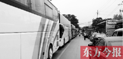 昨日，只能由東向西單行的鄭州市城南路上，闖進(jìn)了由西向東行駛的大巴車，造成嚴(yán)重交通擁堵