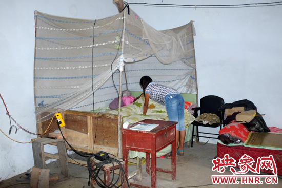 王書佳的環(huán)境及其簡(jiǎn)陋。