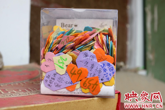 王書佳的床邊放著一個(gè)玻璃瓶子，里面是521顆紙心，是生日的時(shí)候同宿舍的朋友送給她的。