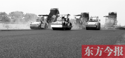 鄭州通航試驗(yàn)區(qū)上街機(jī)場的改擴(kuò)建工程正在緊張施工，寬闊的跑道已經(jīng)基本竣工